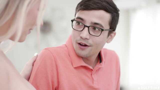 Белобрысая милфа пианистка соблазняет своего пездюка подопечного