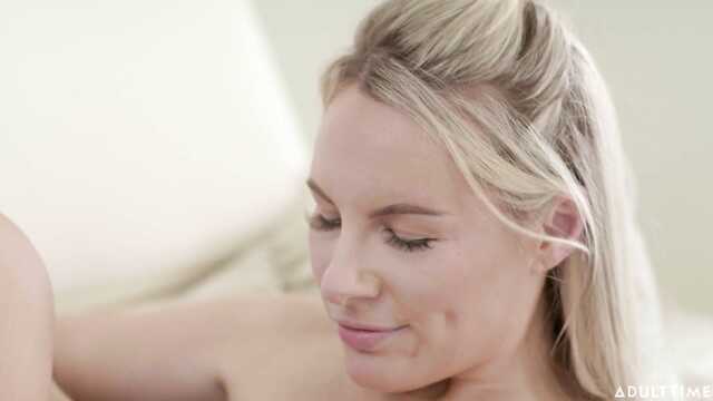 Белобрысая милфа пианистка соблазняет своего пездюка подопечного