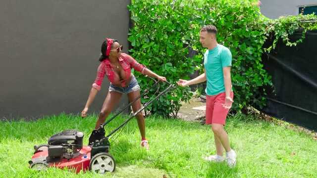 Белый мужик соблазнила негритянкой косящей газон