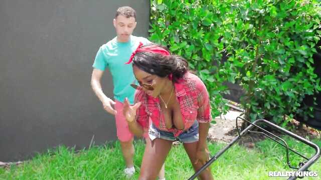 Белый мужик соблазнила негритянкой косящей газон