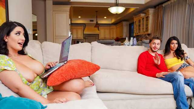 Брюнетка с роскошными дойками отдается подлизе