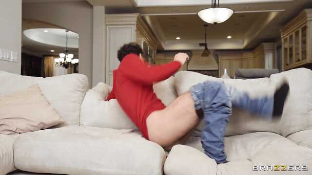 Брюнетка с роскошными дойками отдается подлизе