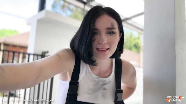 Красотка-автомеханик привлекает клиентов