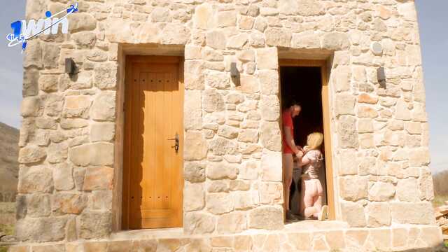 Отодрал в туалете деревенскую блядь