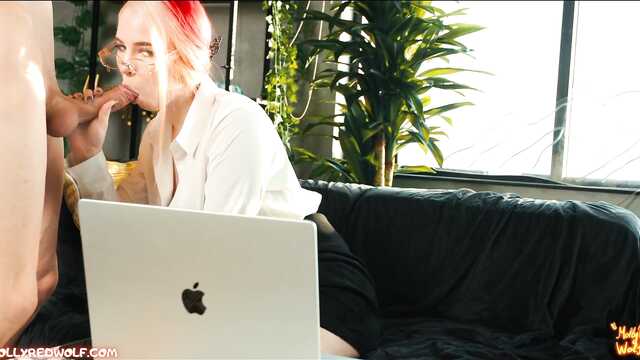 Девушка трахается со своим бойфрендом перед веб-камерой