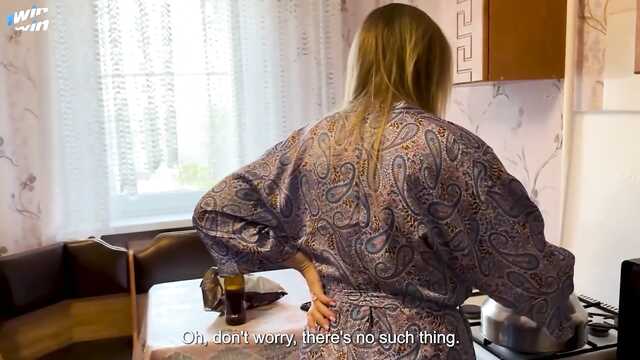 Лижу сексуальную маму друга и насаживаю на хуй