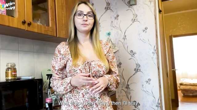 Лижу сексуальную маму друга и насаживаю на хуй