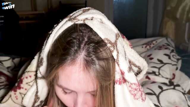 Лижу сексуальную маму друга и насаживаю на хуй