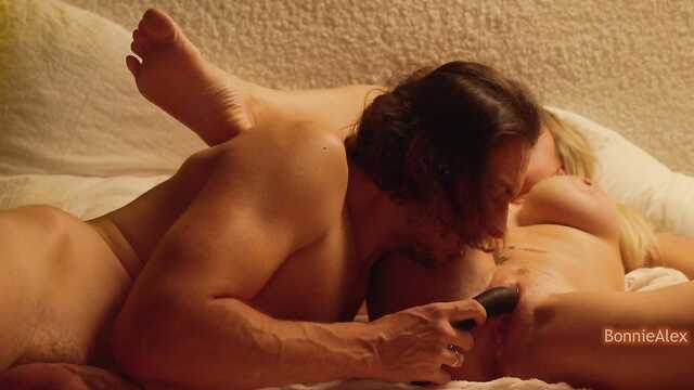 Прыткие любовники целуются и нежно мастурбируют