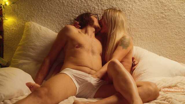 Прыткие любовники целуются и нежно мастурбируют