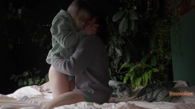 Влюбленная пара пытается согреть друг друга сексом