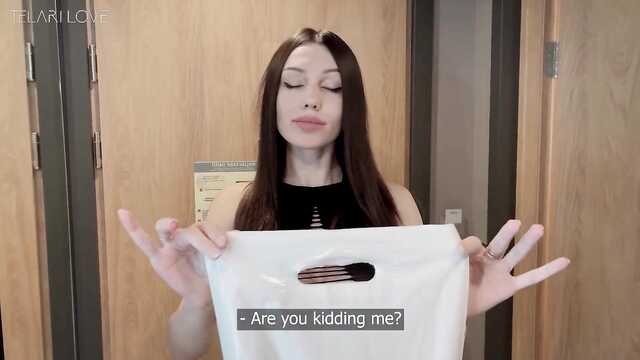 Курьер подсмотрел за моей дрочкой, я ему отдалась