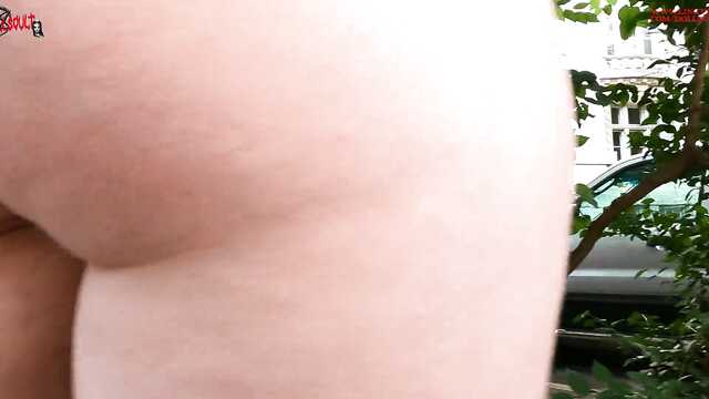 Безумные молодые лесби щупают пизды на улице