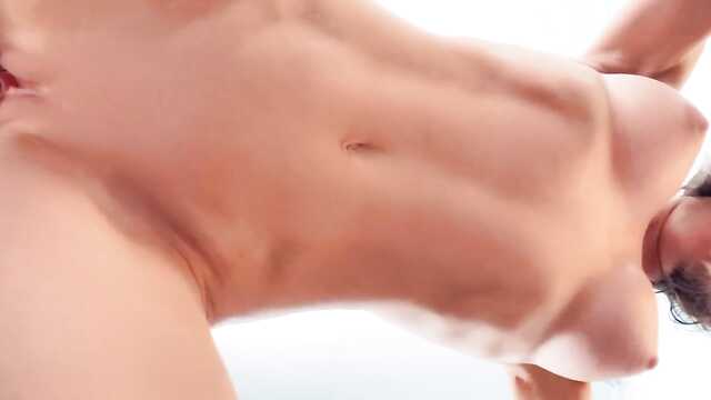 Облизала ему бритое очко и позволила войти в киску