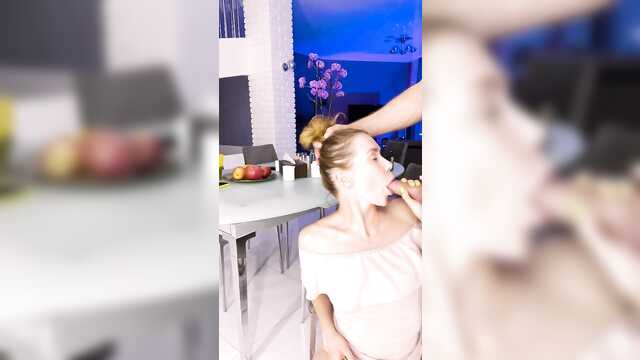 Парень жестко трахает свою подружку в новом платье на столе