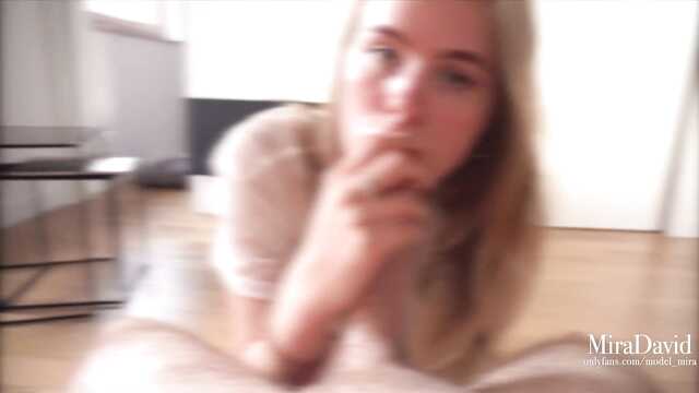 Сосед по квартире классно трахает блондинку в сочную киску на кухне