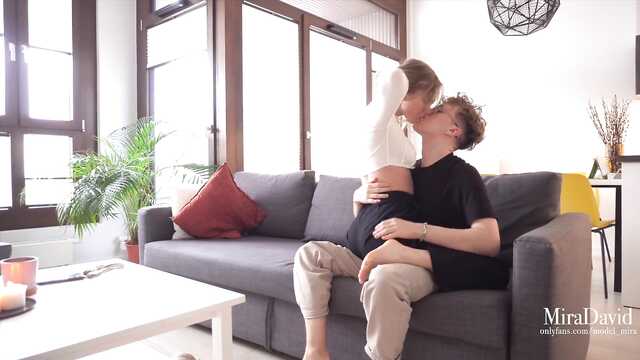 Девственный очкарик развлекается с горячей телкой