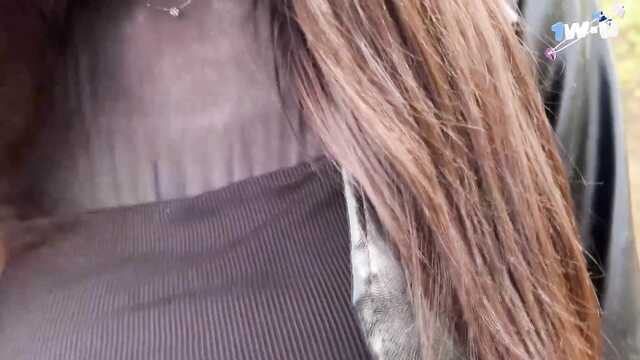 Встретил красавицу в лесу и трахнул под деревом