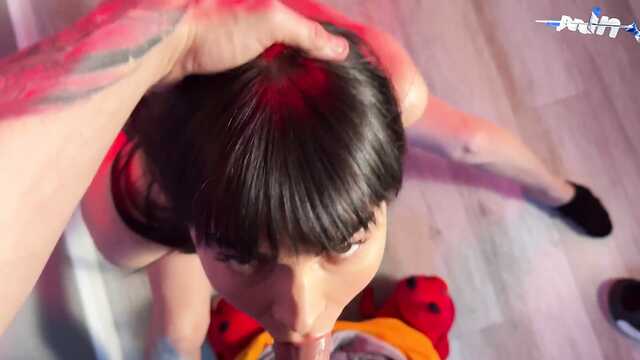 Симпатичная брюнетка делает красивый минет и получает сперму в рот