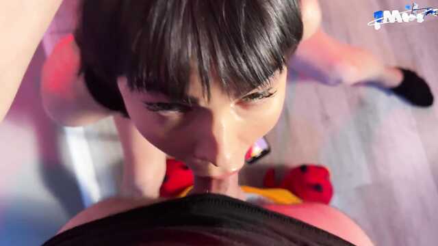 Симпатичная брюнетка делает красивый минет и получает сперму в рот