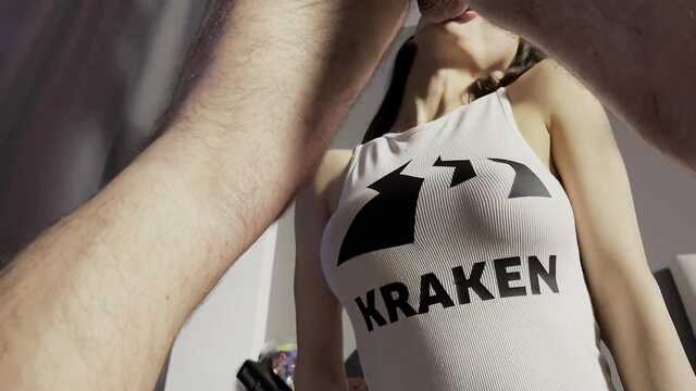 Поймал сестру за порно и предложил ей свой большой член для отсоса