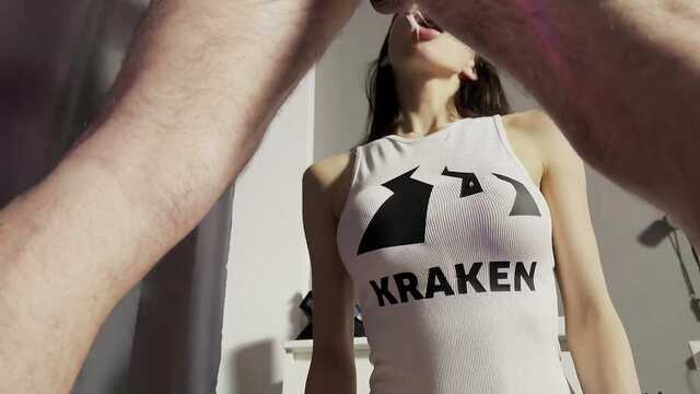 Поймал сестру за порно и предложил ей свой большой член для отсоса