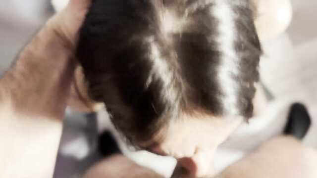 Поймал сестру за порно и предложил ей свой большой член для отсоса