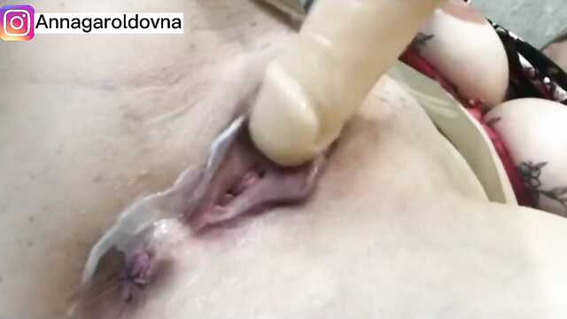 Этой зрелке нужен оргазм!