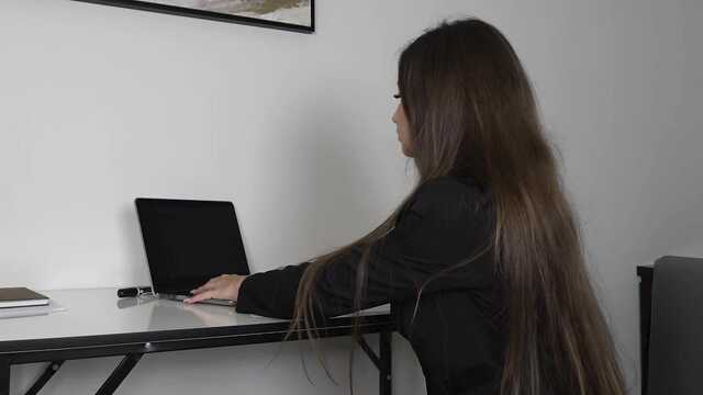 Секретарша показала свои упругие сиськи и гладкую пилотку