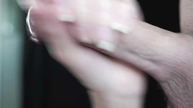 Девушка классно сосет член своего парня, стоя на коленях