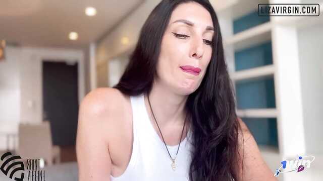 Мачеха жалуется на нехватку секса и хватается за член пасынка