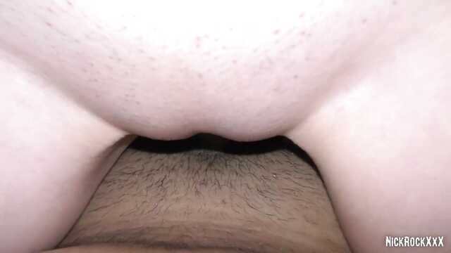 Розовая пизденка молодой соседки насажена на кукан