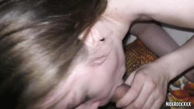 Розовая пизденка молодой соседки насажена на кукан