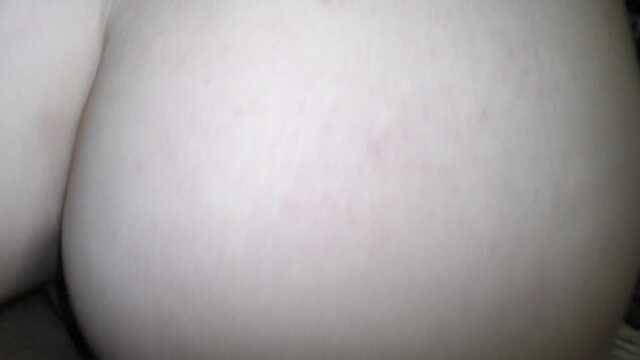 Очаровательная зайка в чулках старательно сосет большой член