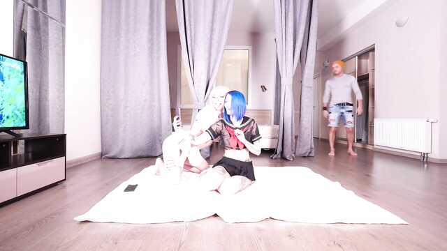 Яркие молодые телочки сосут один крепкий член на камеру