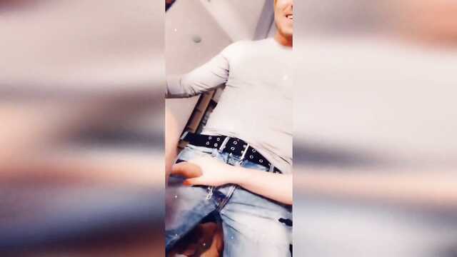 Яркие молодые телочки сосут один крепкий член на камеру