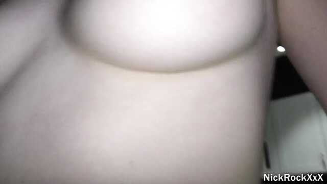 Восемнадцатилетняя телочка классно сосет яйца парню