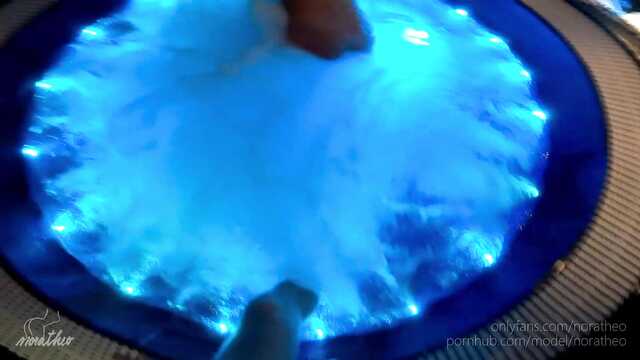 Секс с горячей незнакомкой в роскошном джакузи