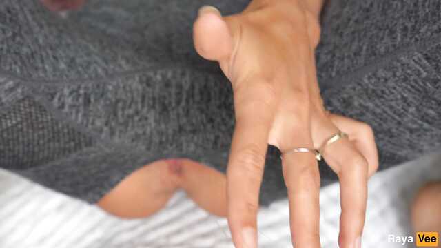 Штаны с вырезом помогли заняться мастурбацией