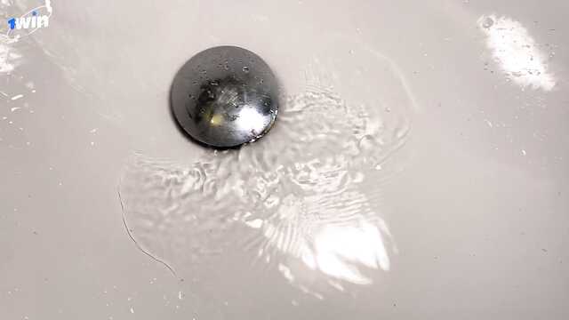 Ей срочно нужно прочистить попочку