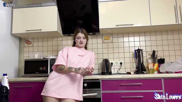 Налила борща другу мужа и не отказалась от анала