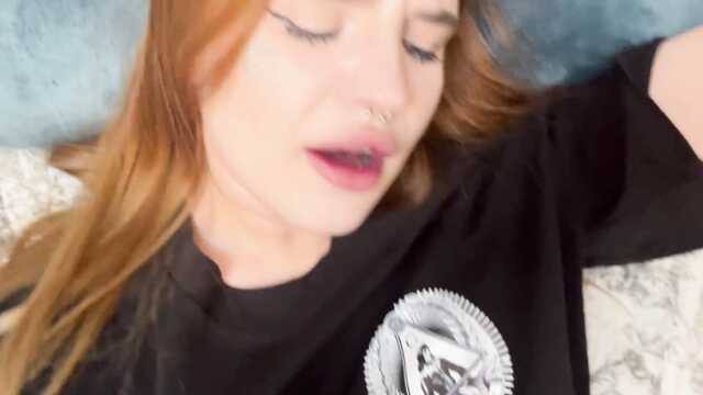 Заставил девушку положить телефон и оттрахал