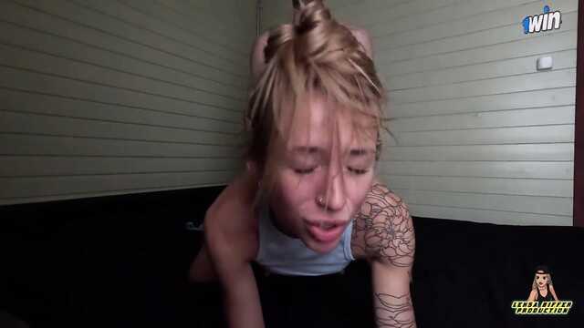 Татуированная девушка получает твердый член в письку