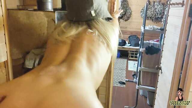 Соблазнил и трахнул молодую развратницу в парилке