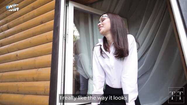 Жена шлюха трахается с садовником пока муж спит