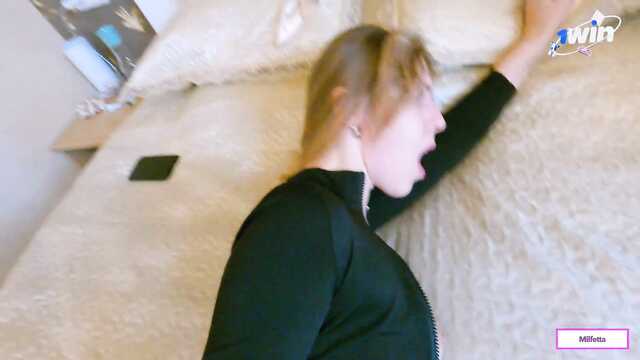 Мачеха сосет член и подставляет письку под пенис