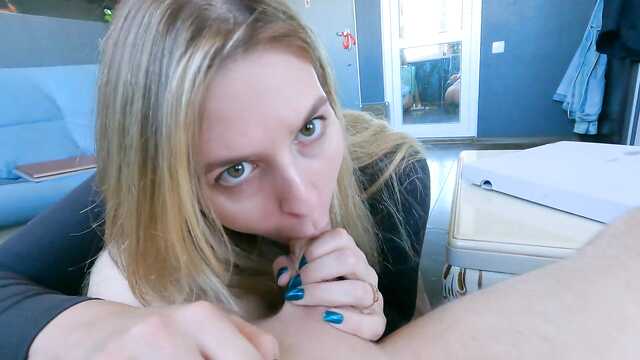 Не смогла дать никакого совета и начала сосать член