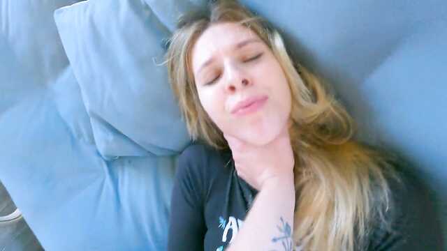 Не смогла дать никакого совета и начала сосать член