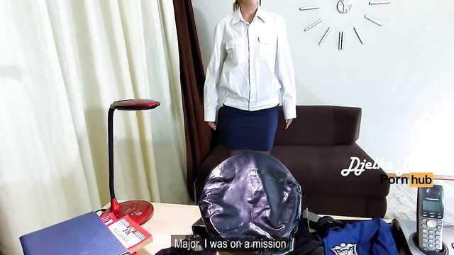 Милфа примерила новую униформу и трахнулась с боссом