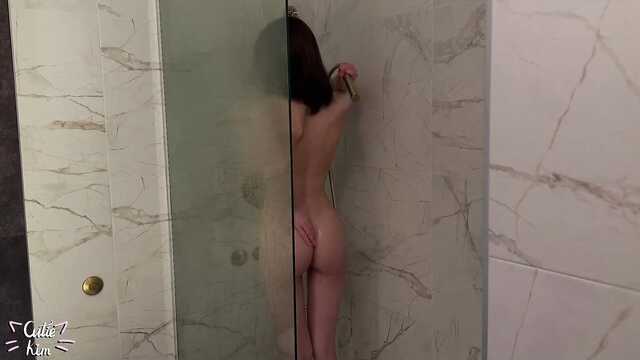 Неожиданный секс в душе и прием спермы на лицо